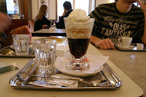 Fiaker (Einspanner) - черный кофе с горячим вишневым ликером. Фото picasaweb.google.com/butkovics